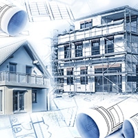 Neubauten mit einem Rohbau und Bauplänen als Symbol für die Baubranche oder Immobilienbranche.